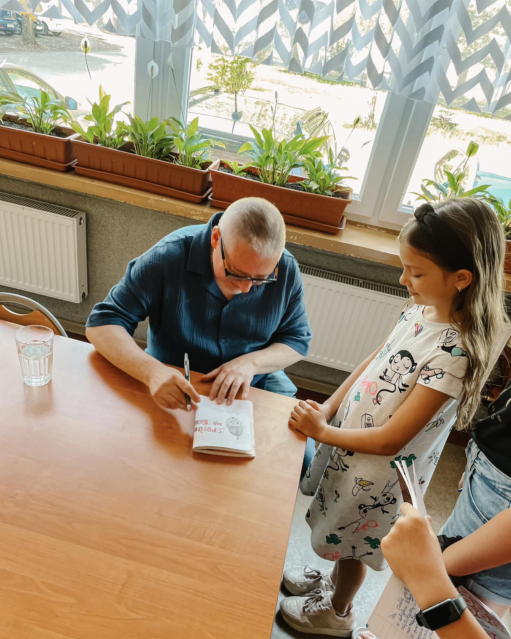Autor książek dający autografy.