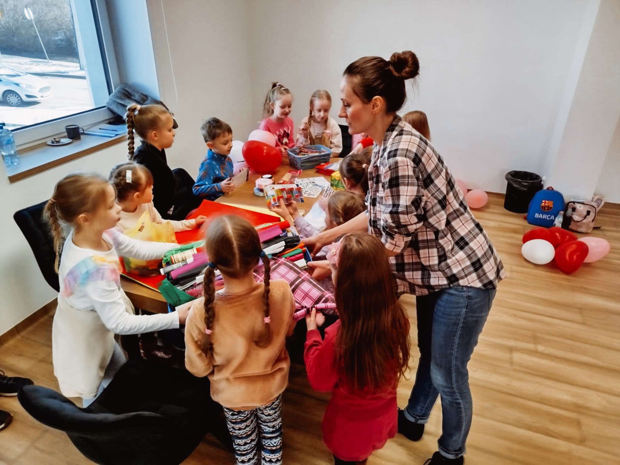 4 kobiety wyplatające makramę.